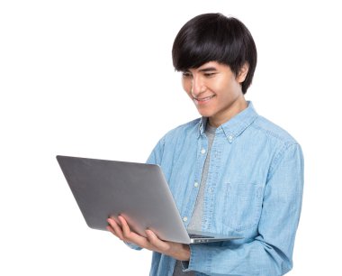 dizüstü bilgisayar kullanan adam