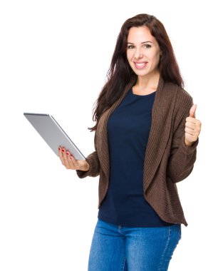 tablet ve başparmak ile kadın