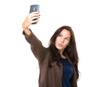 Kadın selfie çekiyor.