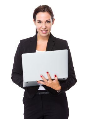 Not defterini kullanarak iş kadını