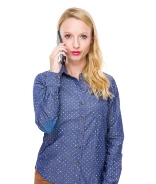 Kadın cep telefonuyla konuşuyor.