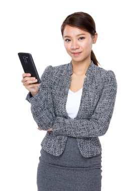 Cep telefonu kullanan iş kadını