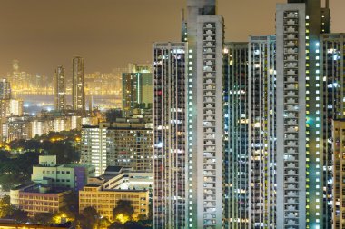 Geceleri büyük şehirde gökdelenler