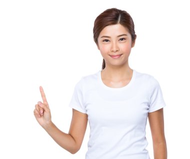 Parmakla işaret eden kadın