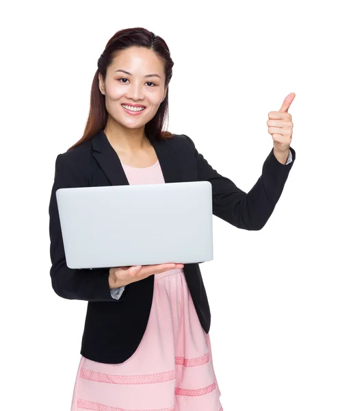 Zakenvrouw met laptop computer — Stockfoto