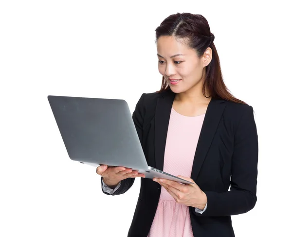 Forretningskvinne som bruker bærbar datamaskin – stockfoto