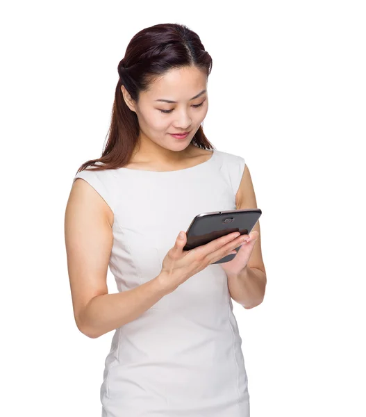 Vrouw die digitale tablet gebruikt — Stockfoto