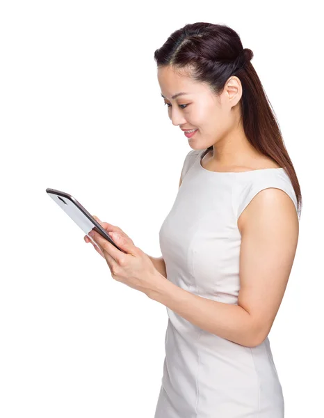 Kobieta stosująca tablet cyfrowy — Zdjęcie stockowe
