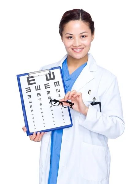 Optometrista femenina con gráfico ocular —  Fotos de Stock