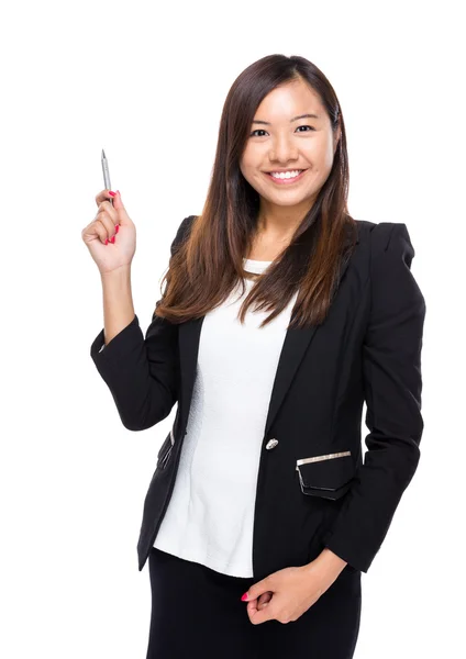 Affärskvinna med penna peka upp — Stockfoto