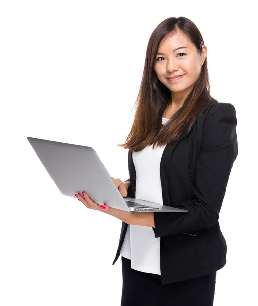 Affärskvinna som använder bärbar dator — Stockfoto