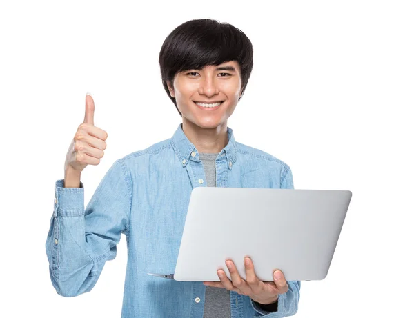 Man met laptop en duim omhoog — Stockfoto