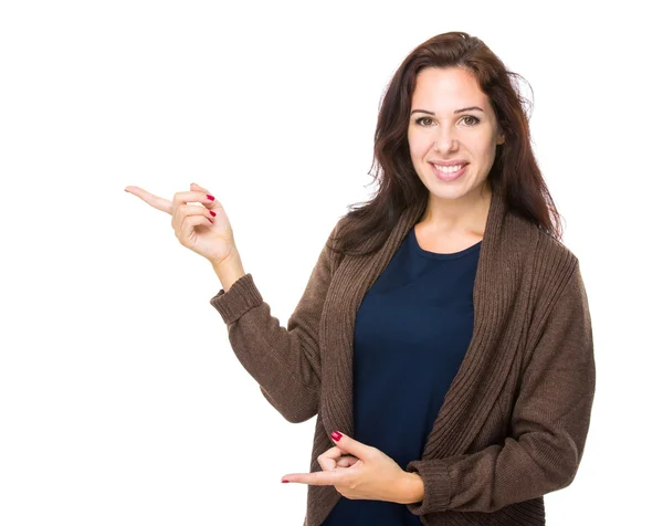 Kobieta z dwoma palcami punkt się — Zdjęcie stockowe