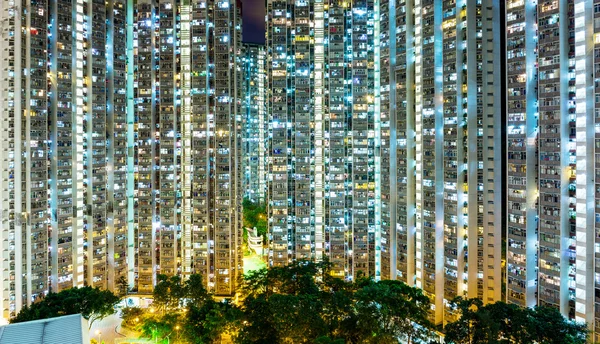 高大的建筑物，在夜间 — 图库照片