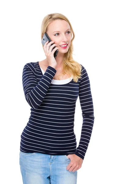 Nainen puhuu matkapuhelimella — kuvapankkivalokuva