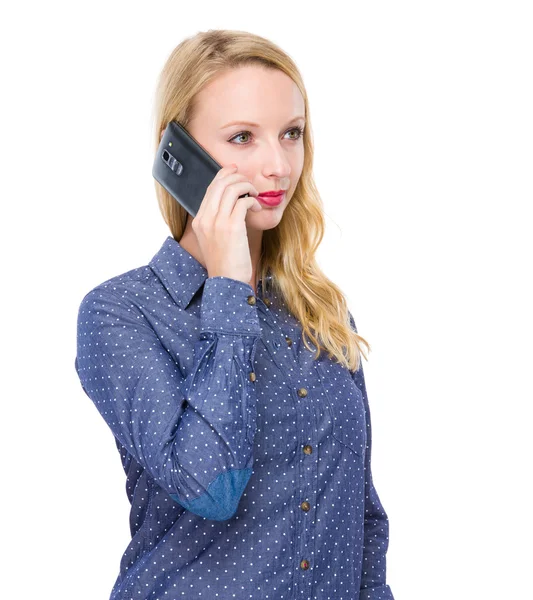 Kvinna pratar på mobiltelefon — Stockfoto