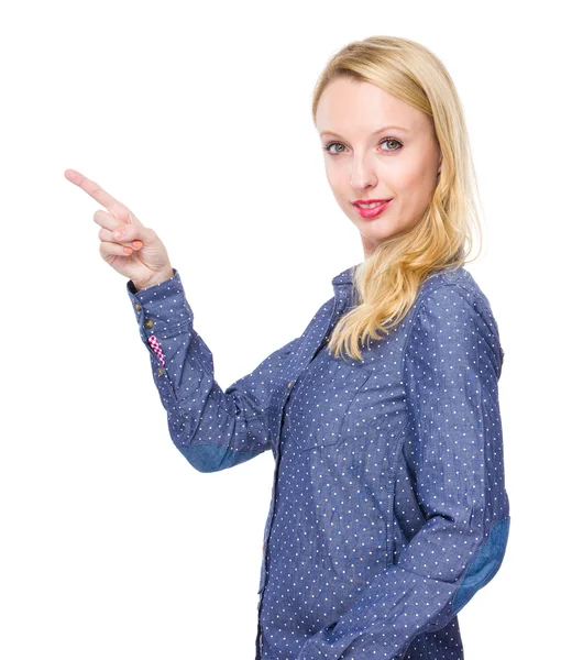 Frau mit Fingerzeig zur Seite — Stockfoto