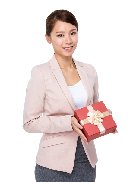Businesswoman with gift box — Stock Photo, Image