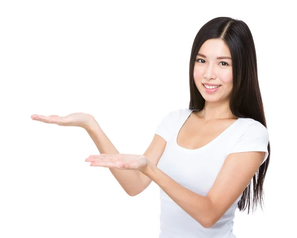 Vrouw met twee hand presentatie — Stockfoto