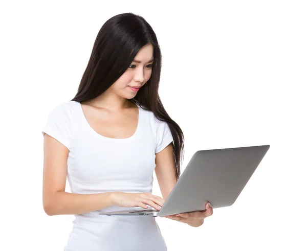 Woman using laptop computer — Stock Photo, Image