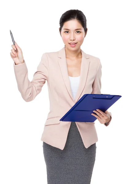 Businesswoman with clipboard and pen — Stock Photo, Image