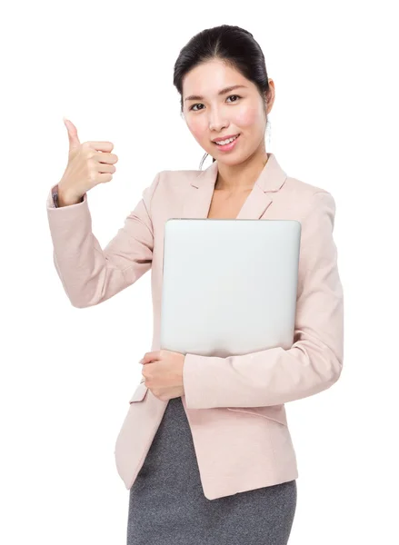 Geschäftsfrau mit Laptop und Daumen hoch — Stockfoto