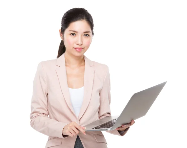 Bizneswoman za pomocą laptopa — Zdjęcie stockowe