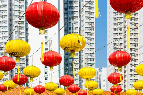 红色和黄色的中国式灯笼 — 图库照片