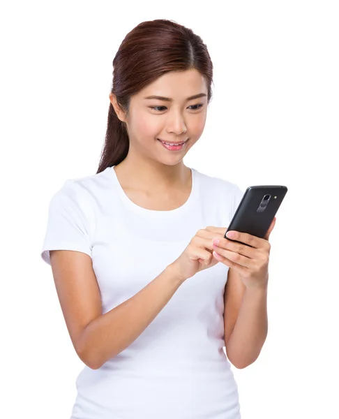 Mujer usando teléfono móvil —  Fotos de Stock