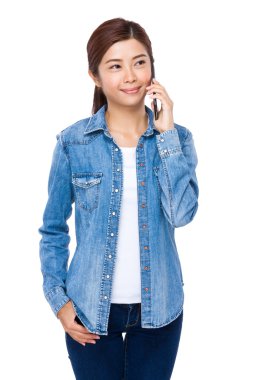 Kadın cep telefonuyla konuşuyor.