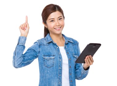 dijital tablet kullanan kadın