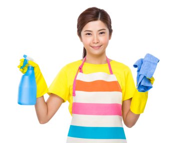 ev hanımı holding sprey ve havlu