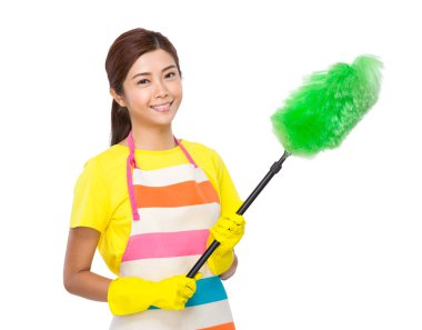 önlük fırça ile ev hanımı