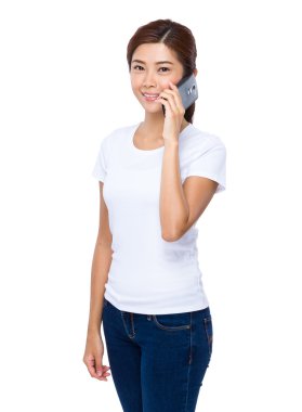 Kadın cep telefonuyla konuşuyor.