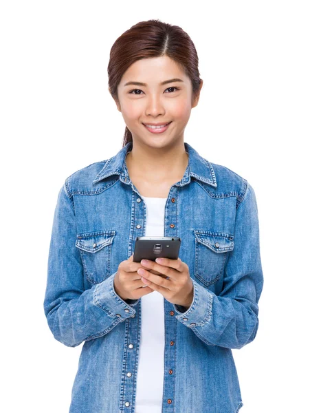 Mujer usando teléfono móvil —  Fotos de Stock