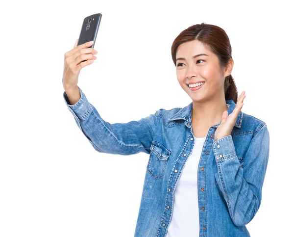 Mujer tomar selfie con smartphone —  Fotos de Stock