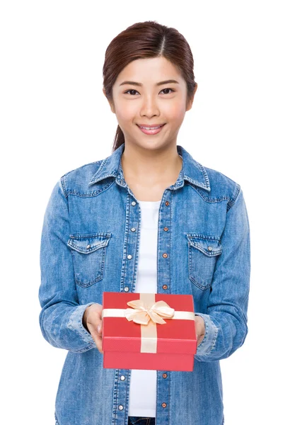 Woman holding gift box — Stock Photo, Image