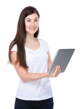 dijital tablet kullanan kadın