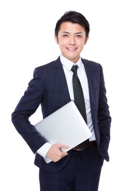 genç işadamı holding laptop
