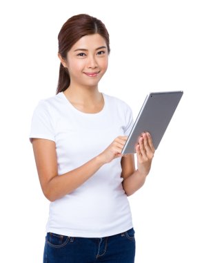 dijital tablet kullanan kadın