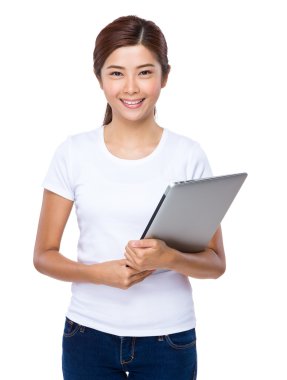 Dizüstü bilgisayarı olan kadın