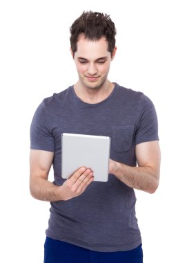 Dijital tablet kullanan adam