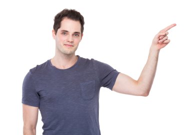 parmak işareti bir yana olan adam