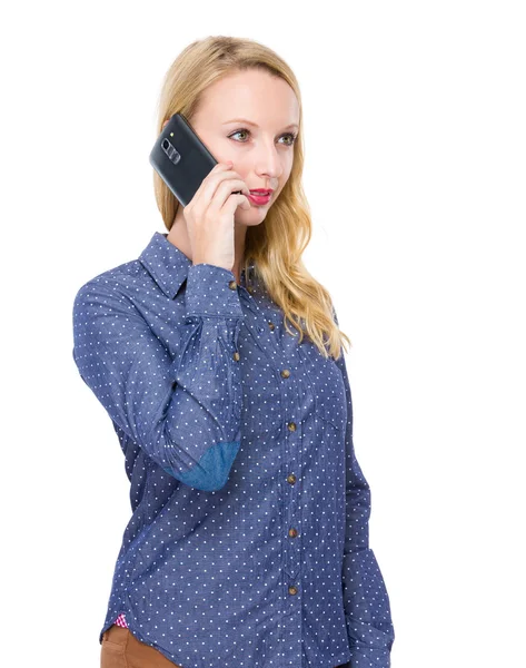 Vrouw praten op mobiele telefoon — Stockfoto