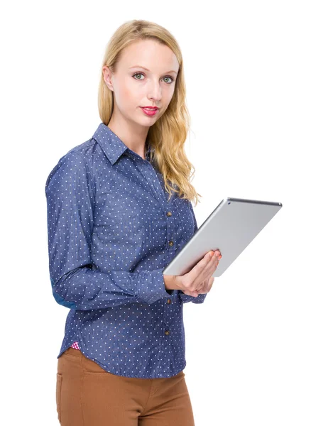 Frau mit digitalem Tablet — Stockfoto