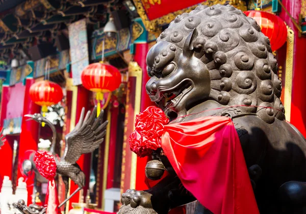 Lion statue in front of temple — Stock Photo, Image