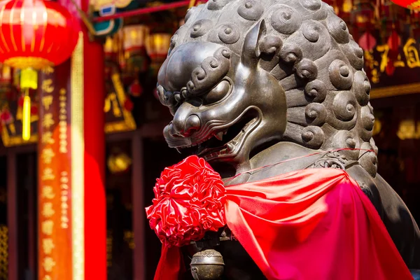 Lejonet statyn framför templet — Stockfoto