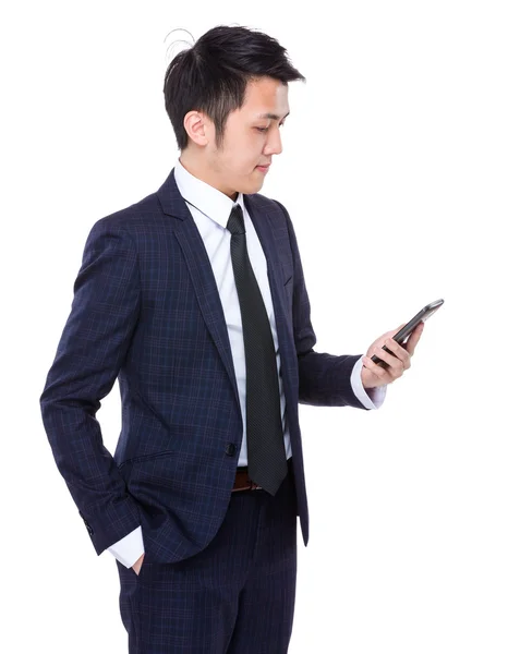 Affärsman tittar på mobiltelefon — Stockfoto