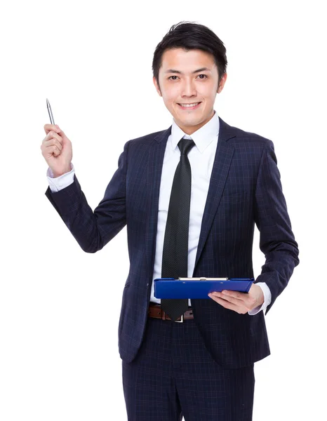 Businessman holding clipboard and pen — Stock Photo, Image