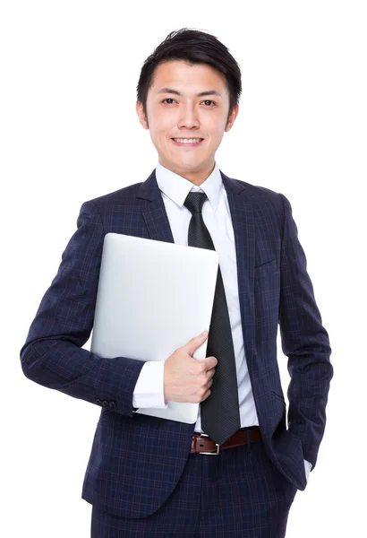 Jovem empresário segurando laptop — Fotografia de Stock